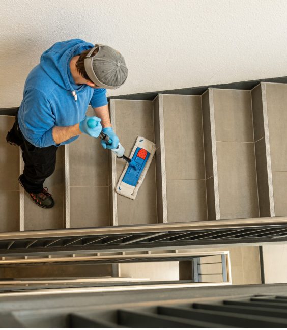 Reinigungskraft reinigte den Boden eines Hauses