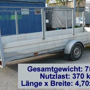 Offener Anhänger mit Metallgeländer und Einzelrad, auf dem Boden steht ein Schild mit den Maßen und Gewichtsangaben