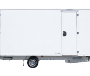 Weißer Anhänger mit zwei Türen und einem Rad an der Seite